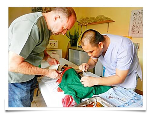 Michel assisteert bij een operatie van een gewond dier